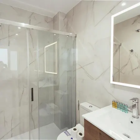 Modern With Balcony- 2bd 2bth- San Vicente *