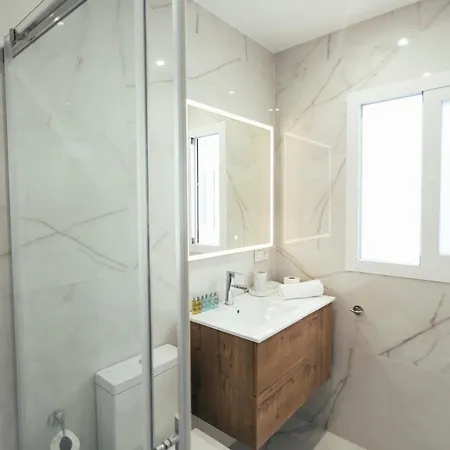 Modern With Balcony- 2bd 2bth- San Vicente Apartment Seville