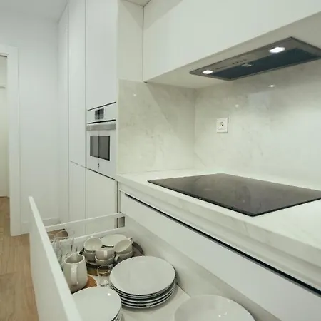 Modern With Balcony- 2bd 2bth- San Vicente Apartment