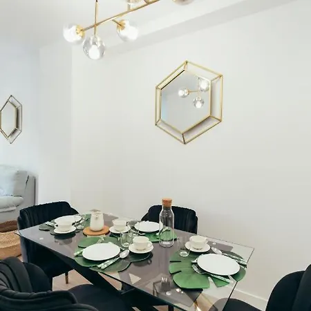 Modern With Balcony- 2bd 2bth- San Vicente Apartment *