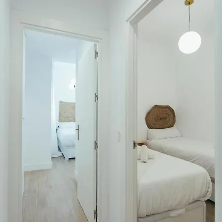 Modern With Balcony- 2bd 2bth- San Vicente Apartment *