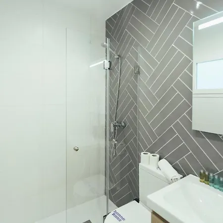 Modern With Balcony- 2bd 2bth- San Vicente * Séville