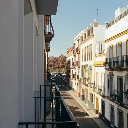 Modern With Balcony- 2bd 2bth- San Vicente Apartment Sevilla
