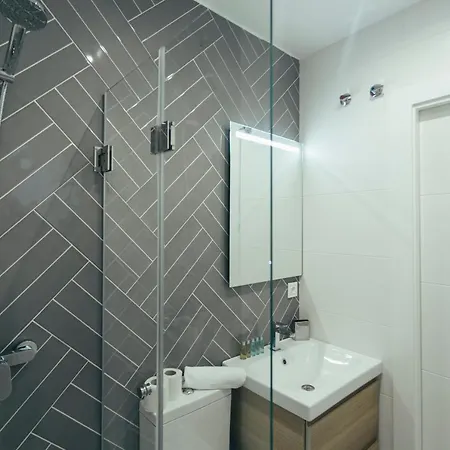 Modern With Balcony- 2bd 2bth- San Vicente * Séville